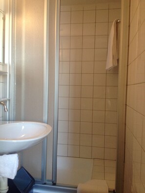 Hair dryer, shampoo, toilet paper - Hostel Vista Zweisimmen (Zweisimmen)