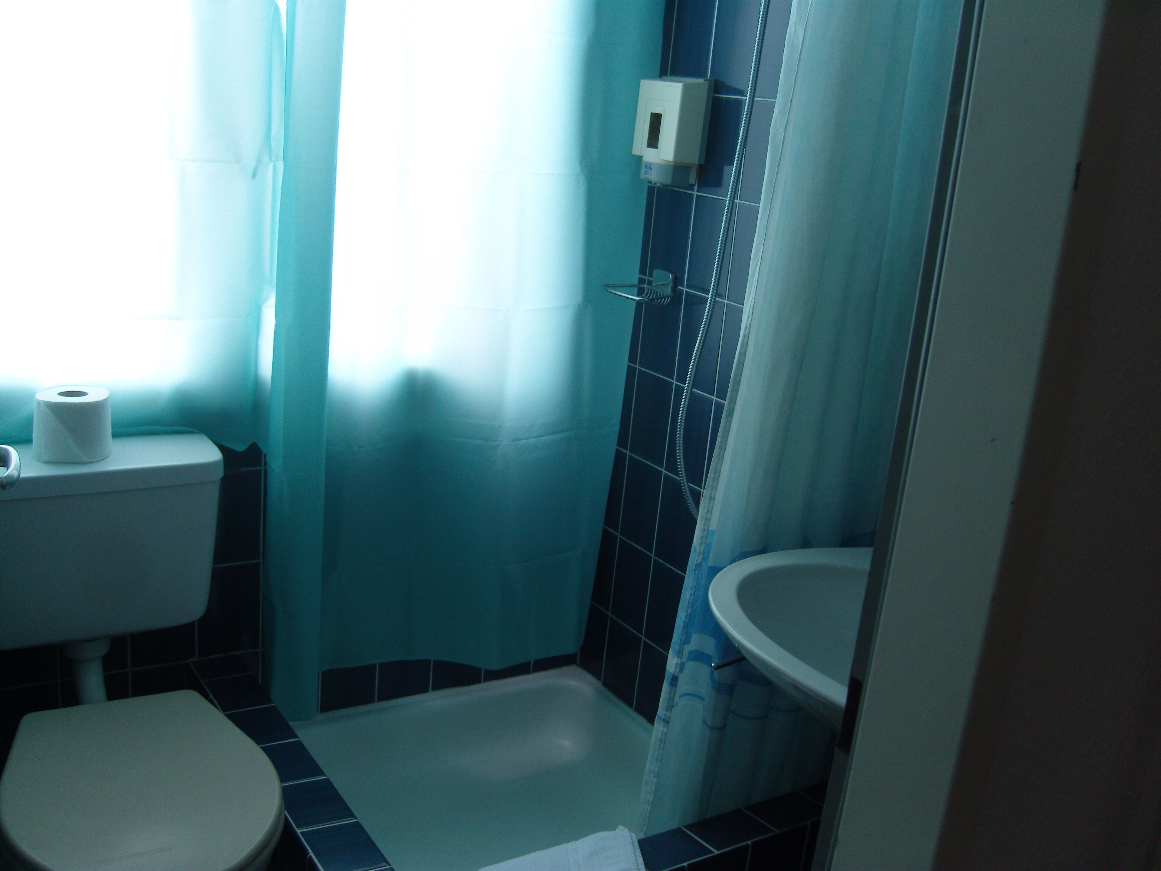 Asciugacapelli, shampoo, carta igienica