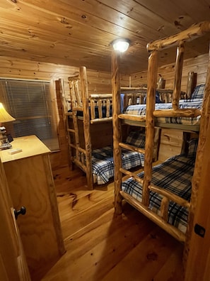 4 bedrooms, iron/ironing board, free WiFi, bed sheets - Riverside Cabin with Gameroom, Deer, & Fishing. (Ellijay)