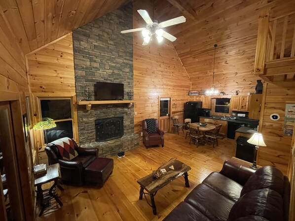 TV connectée, cheminée, baby-foot, livres