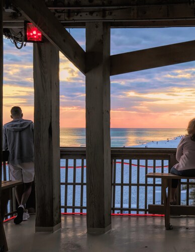 K1 Beachfront Studio, Ground Floor w/Beach Service Included, Newly Renovated