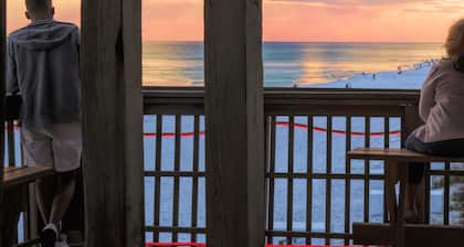 K1 Beachfront Studio, Ground Floor w/Beach Service Included, Newly Renovated