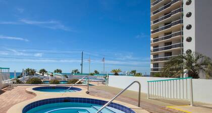 K1 Beachfront Studio, Ground Floor w/Beach Service Included, Newly Renovated