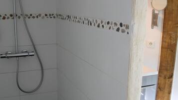 Douche, sĂšche-cheveux, serviettes fournies, savon