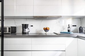 Een koelkast, een magnetron, een oven, een kookplaat
