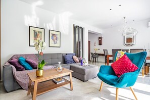 Departamento exclusivo, 2 habitaciones | Área de sala de estar | Televisión de pantalla plana 