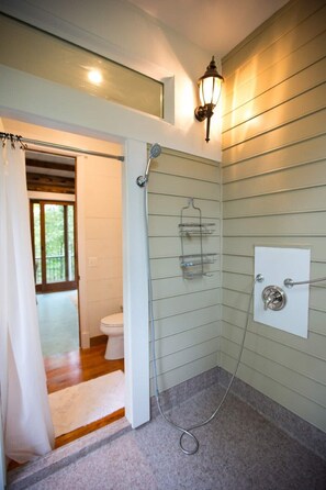 Shower, hair dryer, towels, soap - Tranquil Treehouse Cottage, King Bed, River View (Waterford)