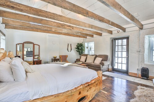 Romantic Stone Cottage Circa 1869-75 acres to Hike