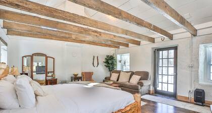 Romantic Stone Cottage Circa 1869-75 acres to Hike