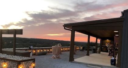 Hill Country Escape-Sleeps 12~ 15 Acres Of Privacy, Spectacular Views