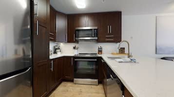 Kylskåp, mikrovågsugn, ugn och spishäll