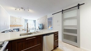 Refrigerador, microondas, horno y parrilla de estufa