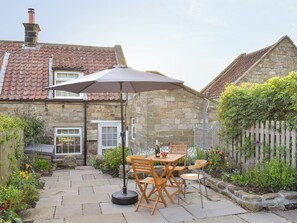 Outdoor dining - A cosy little cottage, full of character, history and charm. (Egton)