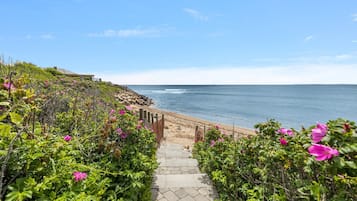 En la playa, camastros y toallas de playa