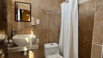 Habitación básica doble (Sencilla) | Baño | Regadera, regadera tipo lluvia, toallas, jabón