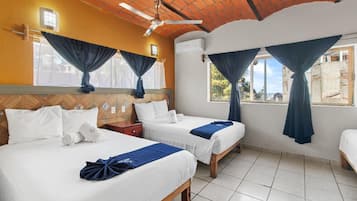 Cortinas blackout, wifi gratis y ropa de cama