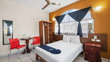 Cortinas blackout, wifi gratis y ropa de cama