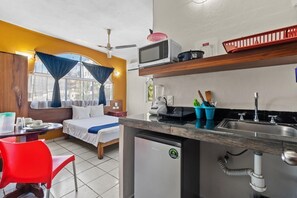 Basic Double Room (Sencilla) | 1 bedroom, blackout drapes, free WiFi, bed sheets