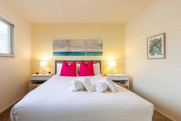 1 bedroom, desk, WiFi