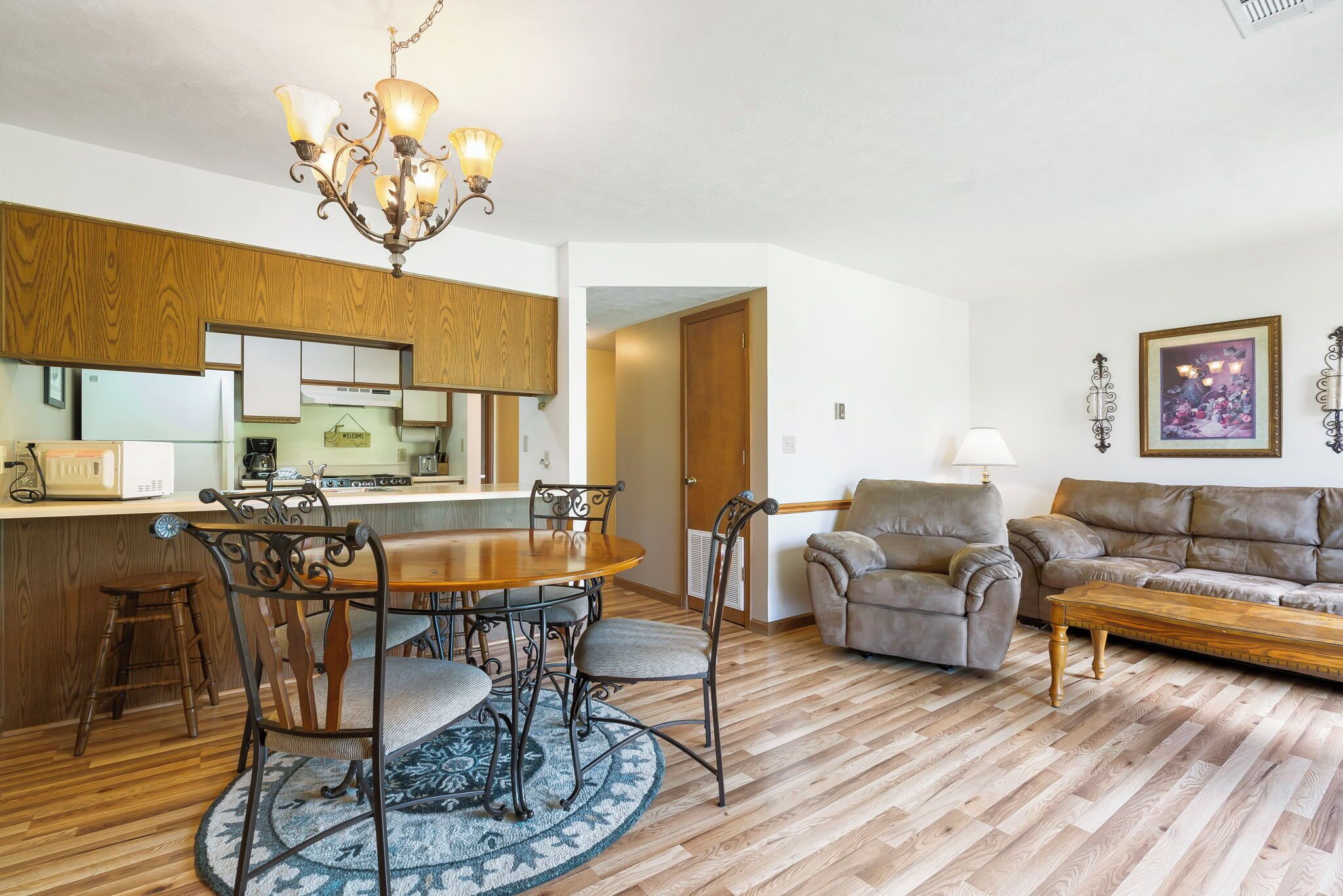 Queen Bedroom Condo with Full Kitchen & Balcony
