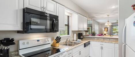 Geladeira, micro-ondas, fogão, cooktop