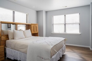 2 bedrooms, iron/ironing board, free WiFi, bed sheets