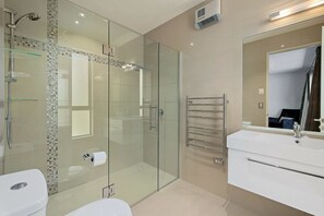 Bathtub, hair dryer - Roys Bay Lodge - Wanaka Holiday Home (Wanaka)