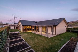 Exterior - Roys Bay Lodge - Wanaka Holiday Home (Wanaka)