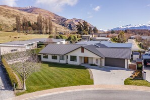 Exterior - Roys Bay Lodge - Wanaka Holiday Home (Wanaka)