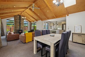 Interior - Roys Bay Lodge - Wanaka Holiday Home (Wanaka)