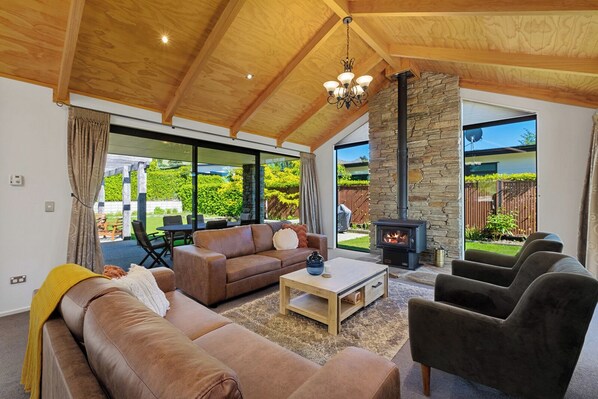 TV - Roys Bay Lodge - Wanaka Holiday Home (Wanaka)