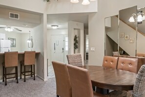 Dining - 3 King Bedroom + Queen Loft Condo - Full Kitchen, Washer&Dryer (Branson)