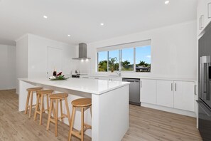 Refrigerador, microondas, lavavajillas y tostadora