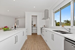 Refrigerador, microondas, lavavajillas y tostadora