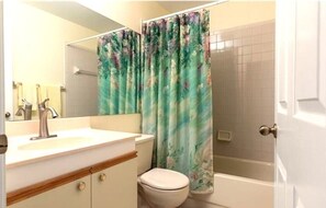 Badewanne, Haartrockner, Handtücher, Seife
