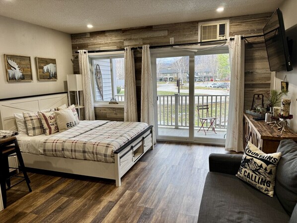 1 bedroom, iron/ironing board, free WiFi, bed sheets - Walk to Loon! Most Reviewed Studio Pool, Hot Tub & Granite Kitchen (Lincoln)