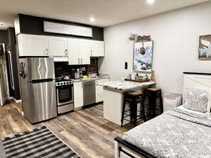 Jääkaappi, mikroaaltouuni, uuni, liesi