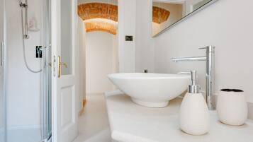 Dusche, Haartrockner, Bidet, Handtücher