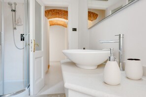 Dusche, Haartrockner, Bidet, Handtücher