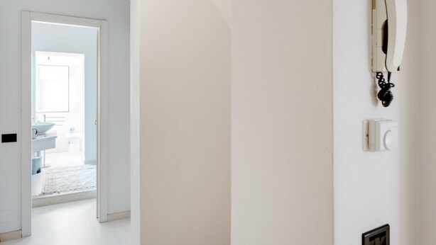 A hallway with a white door leading to a bathroom. - Bright apartment that can accommodate up to 2 people on two floors, located in a renovated period building in the heart of the historic city centre, in a completely pedestrian area just a few steps from the cathedral. The apartment, with a modern and ref (Sarzana)