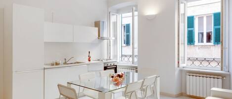 Four, plaque de cuisson, lave-vaisselle, bouilloire électrique