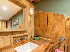 Douche à « effet pluie », serviettes fournies