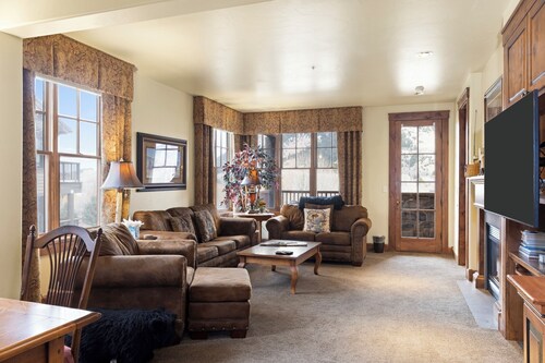 Outpost: Grand View 2810 - AC and Close to town!