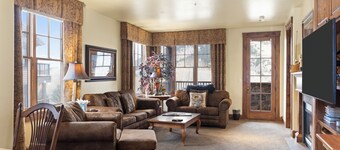 Outpost: Grand View 2810 - AC and Close to town!