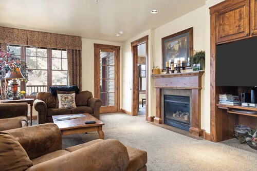 Outpost: Grand View 2810 - AC and Close to town!