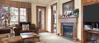 Outpost: Grand View 2810 - AC and Close to town!