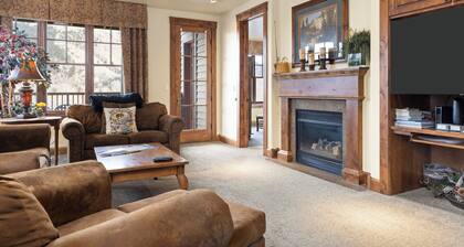 Outpost: Grand View 2810 - AC and Close to town!