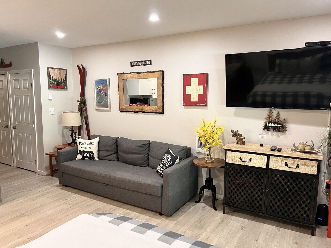 TV connectée, cheminée, table de tennis de table