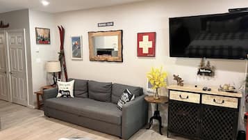 TV connectée, cheminée, table de tennis de table