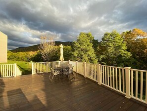 Outdoor dining - Walk to Loon! Top 5% Rated Studio  Pool, Hot Tub & Full Kitchen (Lincoln)
